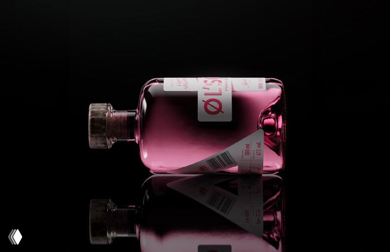 Бутылка ØL’SØN лежит на отражающей поверхности; розовый ликёр и этикетка с символом крестик видны вместе с отражением и тенями в студийной композиции.
