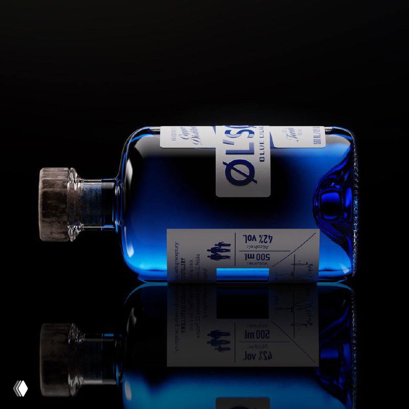Горизонтальная фотография синей бутылки ØL’SØN на зеркальной поверхности, видны детали этикетки, штрихкод и отражение продукта в коммерческой съёмке.