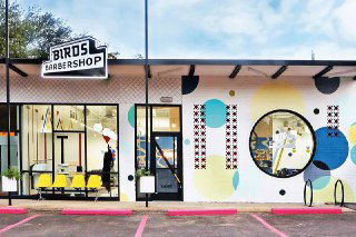 Фасад Birds Barbershop с яркой графикой и стеклянными витринами; видна вывеска бренда и интерьер с яркими акцентами и посадочными местами для клиентов.