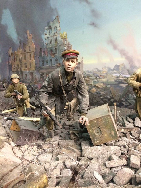 Диорама в музее: советский солдат в руинах города, военная сцена с детализацией обстановки и оружия, реквизит экспозиции.