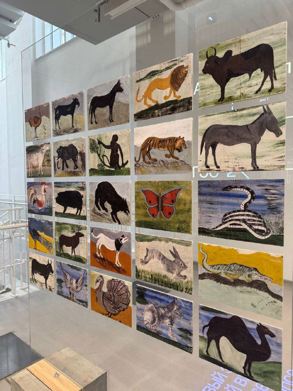 Стеклянная панель с множеством изображений животных, закреплённых на прозрачной поверхности — приём, который Лина Бо Барди использовала в MASP.