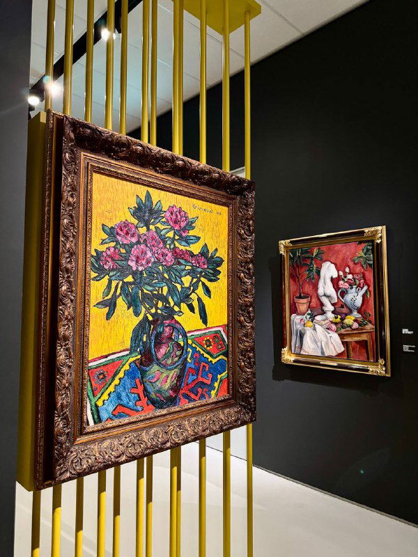 Картина «Пионы» Пьера Жирье (1906) на фоне желтых прутьев экспозиции; фрагмент и соседняя картина в кадре.