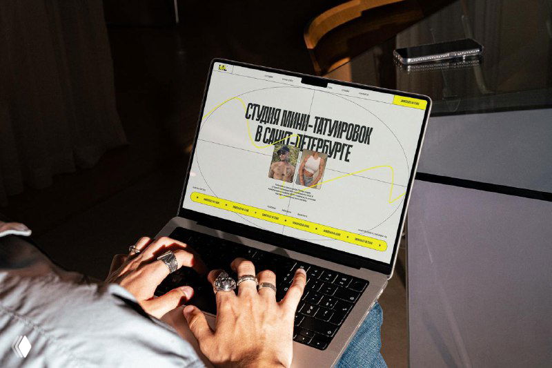 Человек печатает на ноутбуке с открытым сайтом — демонстрация рабочей версии проекта и процесса проверки контента в подборке.