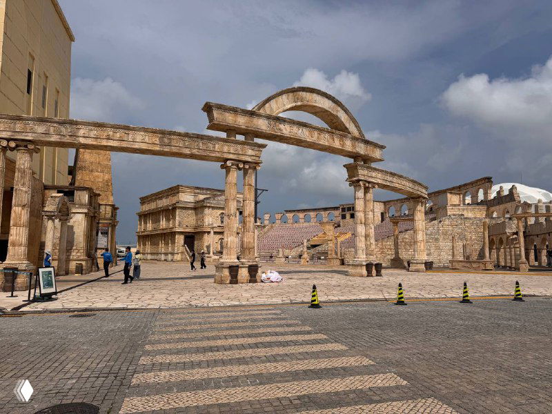 Псевдоантичные колонны и руинированные фасады на огромной площади — похожая на киносъёмочную декорацию зона развлечений или тематический комплекс в Макао.