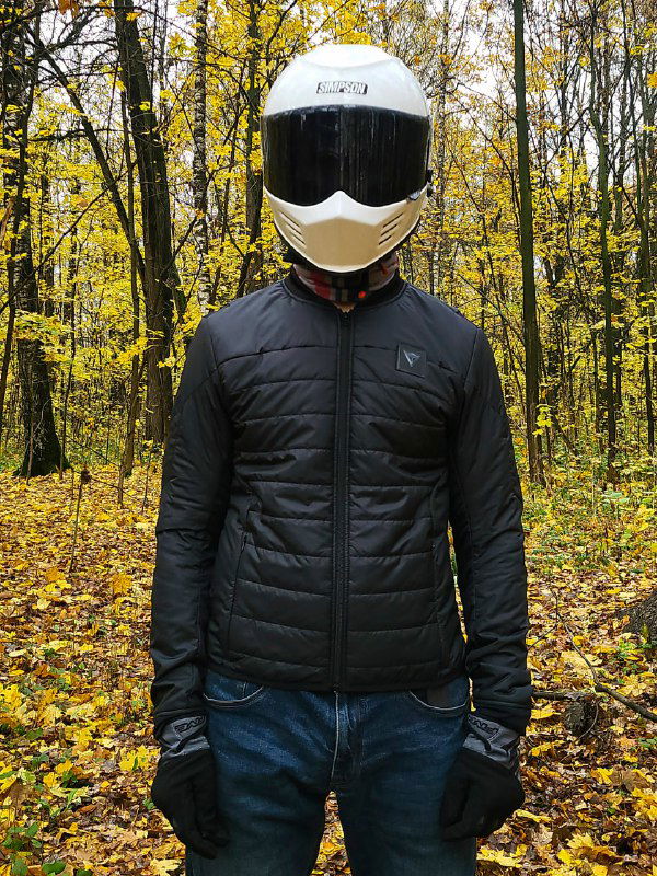 Внутренняя стёганая тёплая подкладка куртки на человеке: как выглядит утеплённый слой, который можно носить отдельно в городской жизни.