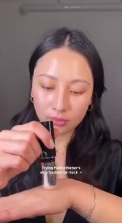 Кадр демонстрации нанесения: женщина смешивает и распределяет средство, показано как продукт ложится на кожу и выравнивает тон.