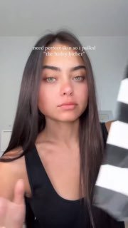 Портретный кадр: модель с эффектом глянцевой кожи после нанесения продукта, показан результат — сияющий, увлажнённый финиш без матовости.