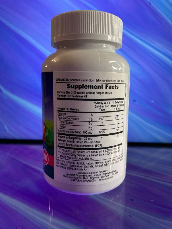 Снимок оборотной стороны упаковки NaturesPlus MagKidz: таблица Supplement Facts и информация о составе и дозировке, чётко видны данные на этикетке.