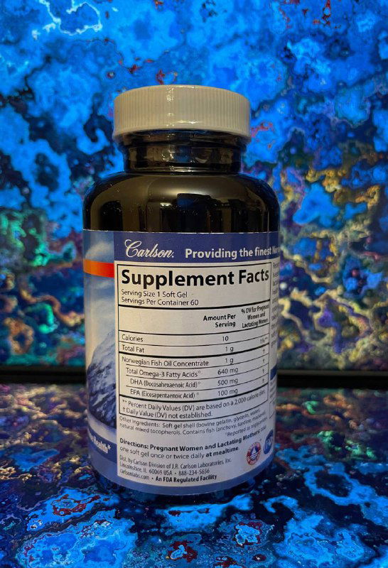 Фотография обратной стороны банки Carlson Mom’s DHA: крупным планом таблица Supplement Facts и состав добавки на цветном фоне.