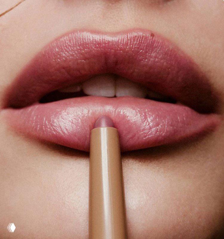 Крупный план губ с нанесённым карандашом Rhode, видна текстура продукта, цвет и покрытие на естественных губах.