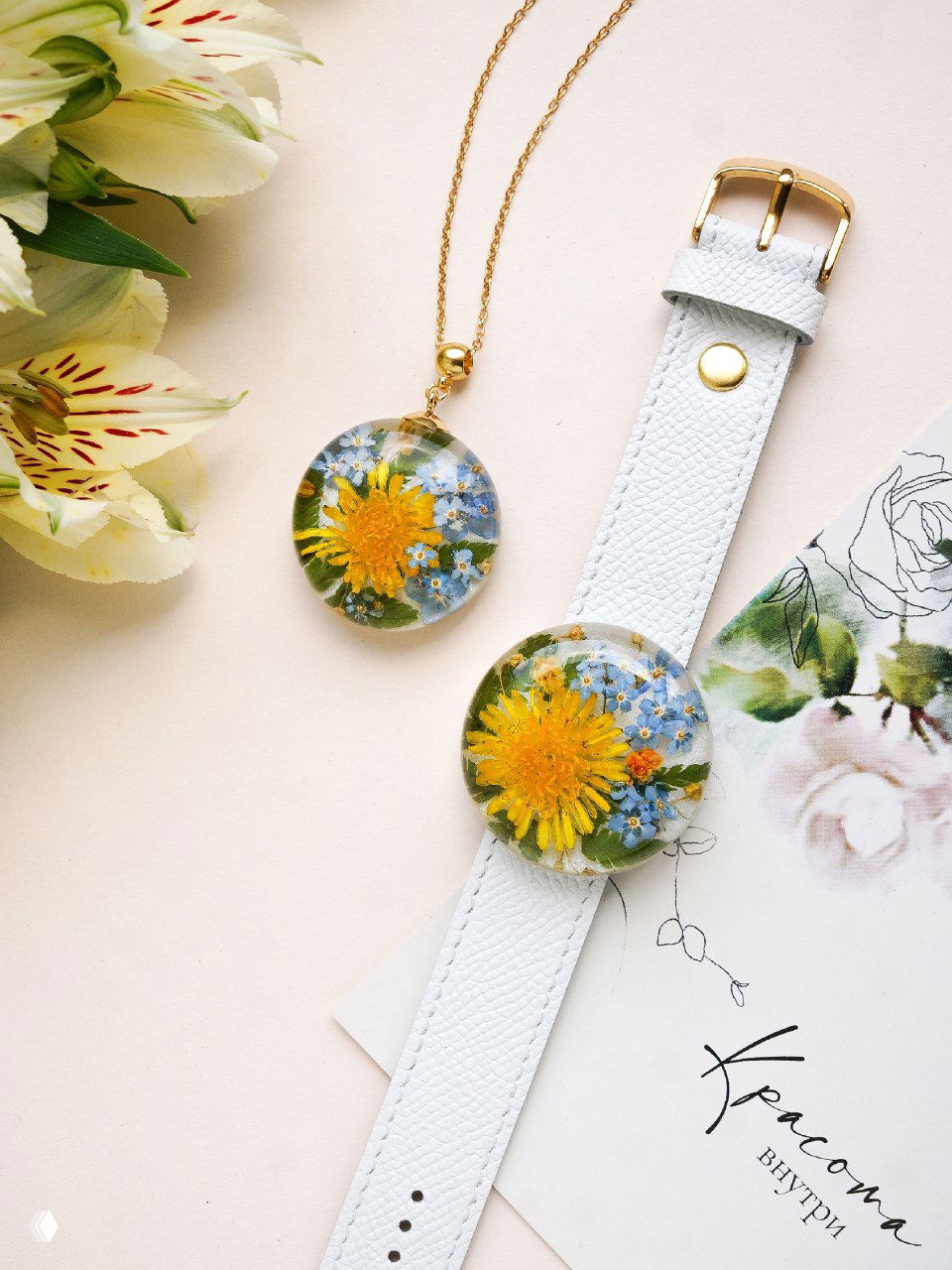 Круглая подвеска и смоляная вставка на ремешке: внутри жёлтый одуванчик, голубые незабудки и зелёные листья на светлом фоне