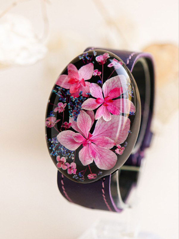 Овальная брошь с розовыми высушенными цветами гортензии в чёрной оправе из смолы, яркая и изящная декоративная деталь ручной работы.