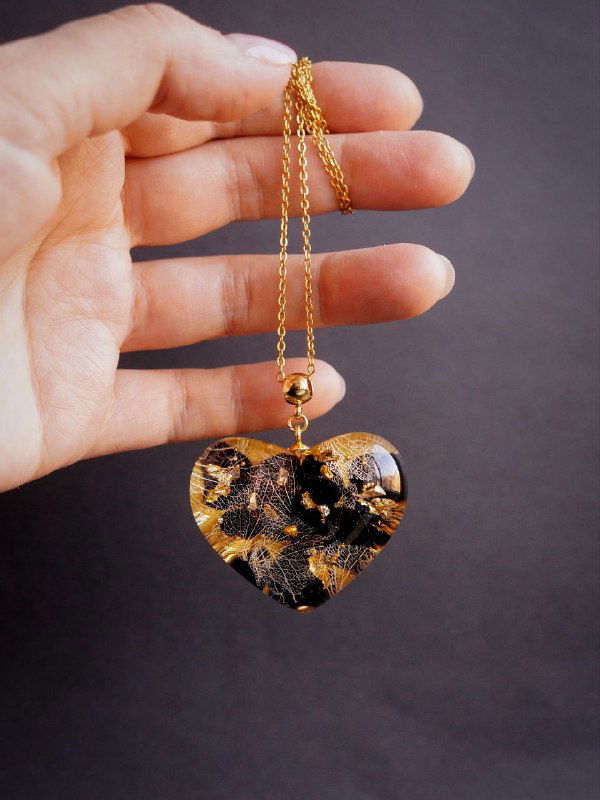 Сердечный кулон с тёмными цветами и позолоченной фурнитурой, внутри смолы — фрагменты гортензии, в винтажном стиле украшение ручной работы.