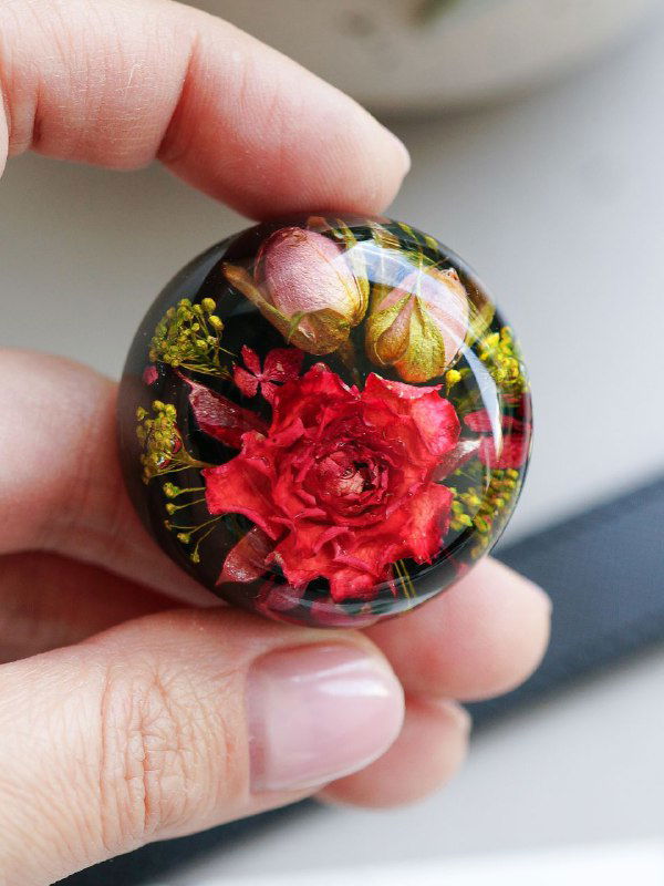 Розы в украшениях: миниатюрные бутоны в смоле