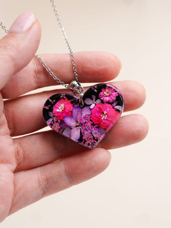 Кулон‑сердце с насыщенными розово‑фиолетовыми цветами жемчужницы в смоле, крупный план на фактуру и насыщенность окрашивания.