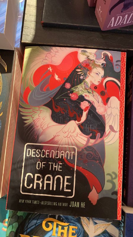 Обложка 'Descendant of the Crane' крупным планом: изображение женщины в восточном одеянии, изящные линии и контрастная красно‑черная цветовая схема.