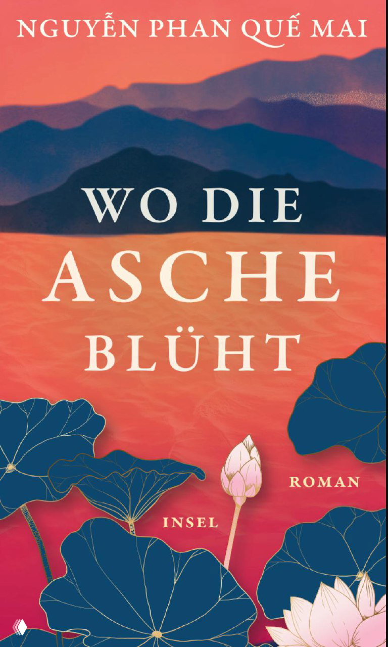 Иностранная обложка с надписью «Wo die Asche blüht»: горный пейзаж, тёплые цвета и стилизованные лотосы в композиции.