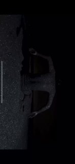 Исполнитель в блестящем костюме тянется вперёд на тёмной сцене: акцент на жесте и материале костюма в перформативной картинке.