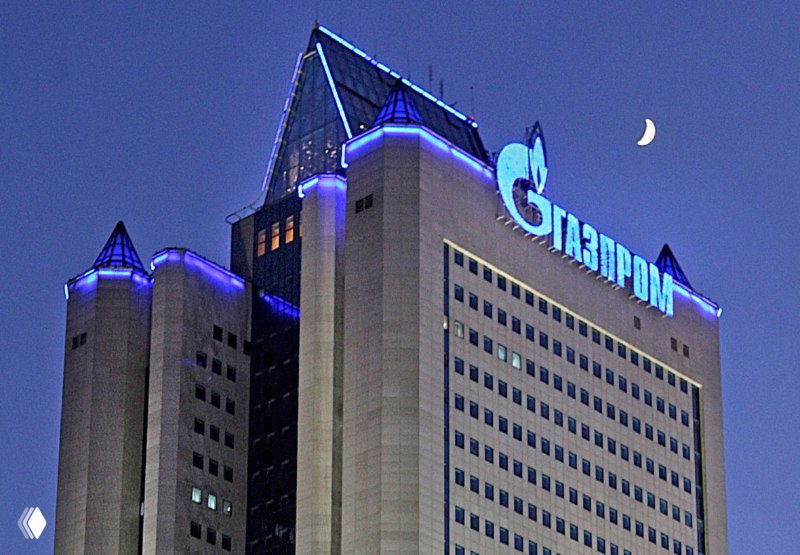 Офисный комплекс с логотипом Газпрома на фасаде в вечерней подсветке — пример крупного корпоративного бренда в энергетической отрасли и его публичного образа.