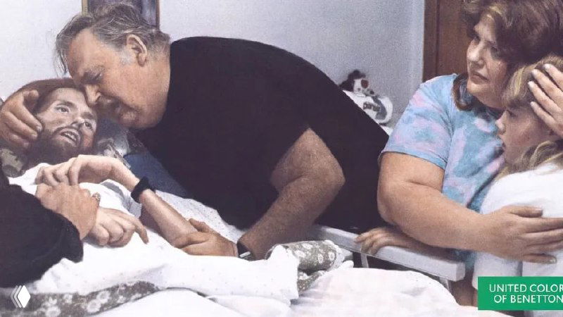 Рекламный плакат Benetton, изображающий сцену в больничной палате: эмоциональная композиция ухода и близости, провокация вокруг темы здоровья и сострадания.