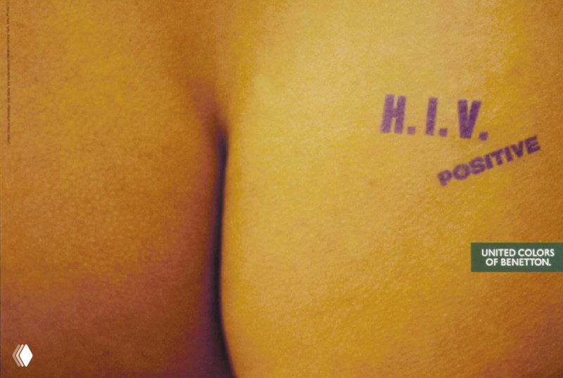 Провокационный плакат Benetton: крупный план ягодиц с надписью 'H.I.V. POSITIVE' — акцент на стигме, здоровье и социальной повестке через провокацию.
