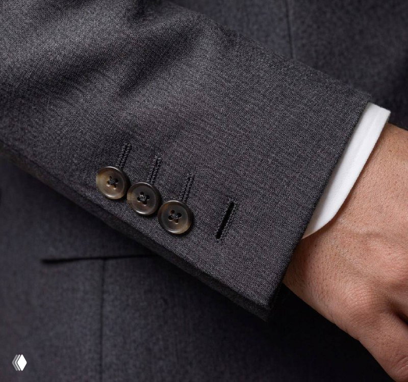 Пуговицы на рукавах пиджака — деталь с несколькими жизнями