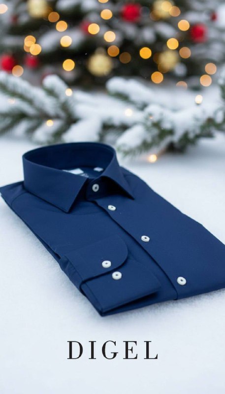Тёмно-синяя мужская сорочка сложена на фоне праздничной ёлки и зимних ветвей; чистый минималистичный рекламный снимок коллекции DIGEL.