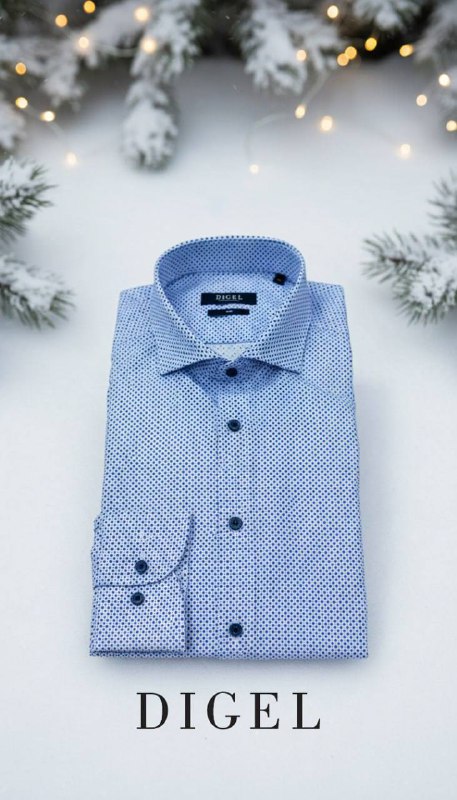 Сорочка голубого оттенка с тонким узором размещена на снежной поверхности рядом с еловыми ветками и огнями — визуал коллекции DIGEL перед праздниками.