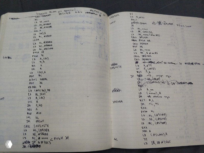 Разворот тетради с печатными и рукописными строками кода и заметками: попытки портирования игры и прототип загрузчика под tr-dos, пометки инструкций.