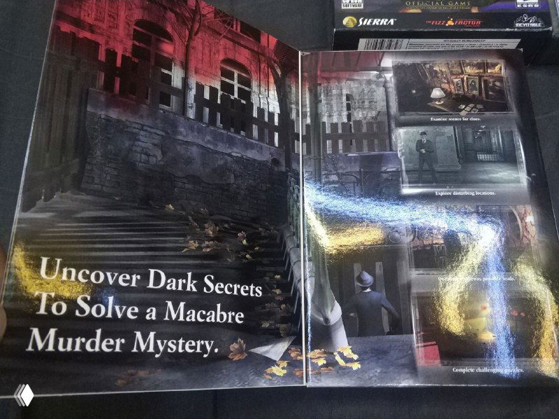 Разворот коробки Post Mortem с иллюстрацией и английским текстом 'Uncover Dark Secrets To Solve a Macabre Murder Mystery' на глянцевой бумаге.