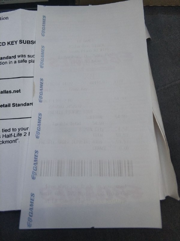 Фотография разложенных распечатанных чеков и листов с бледной термопечатью; видны штрих‑коды, поля и частичная утрата контраста на бумаге.