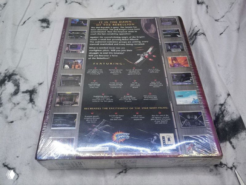 Задняя сторона коробки Star Wars X-Wing Collector's CD-ROM в плёнке с текстовыми блоками, списком особенностей и мини-скриншотами, документирующая комплектность и оформление издания.