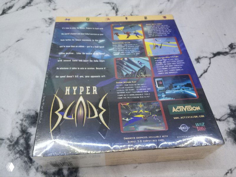 Фото задней стороны коробки Hyper Blade с описанием и скриншотами игры; видно рекламные кадры, тексты и элементы дизайна в плёнке.