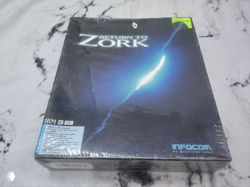 Фронтальная фотография коробки Return to Zork в заводской пленке: тёмная обложка с молнией и логотипом Infocom