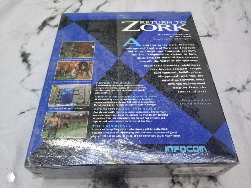 Фото задней стороны коробки Return to Zork в пленке с текстом и несколькими иллюстрациями, видна упаковка и оформление