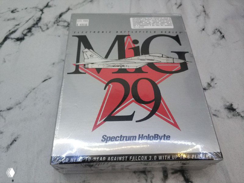 Лицевая фотография коробки MiG 29 от Spectrum Holobyte в заводской упаковке, заметен большой логотип и серебристый дизайн обложки