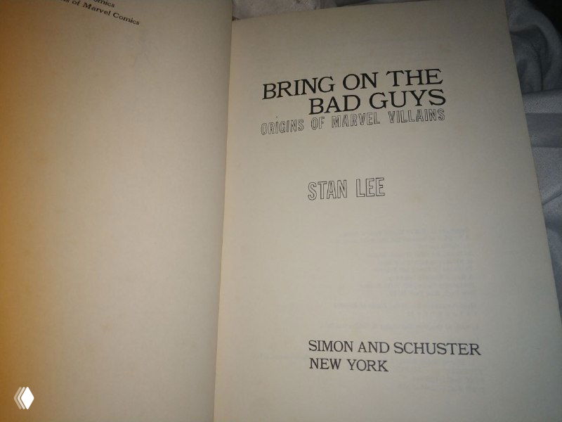 Титульный разворот книги: заголовок 'Bring On The Bad Guys', указание автора Stan Lee и печать издательства Simon and Schuster на странице.