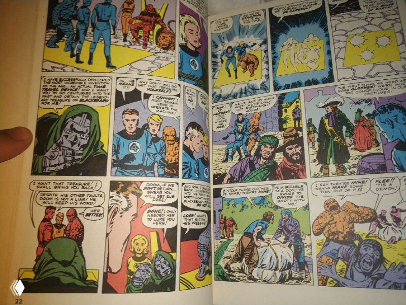 Внутренний разворот с цветными панелями комикса: сцены и диалоги с несколькими персонажами, типичный макет страниц 1970-х.