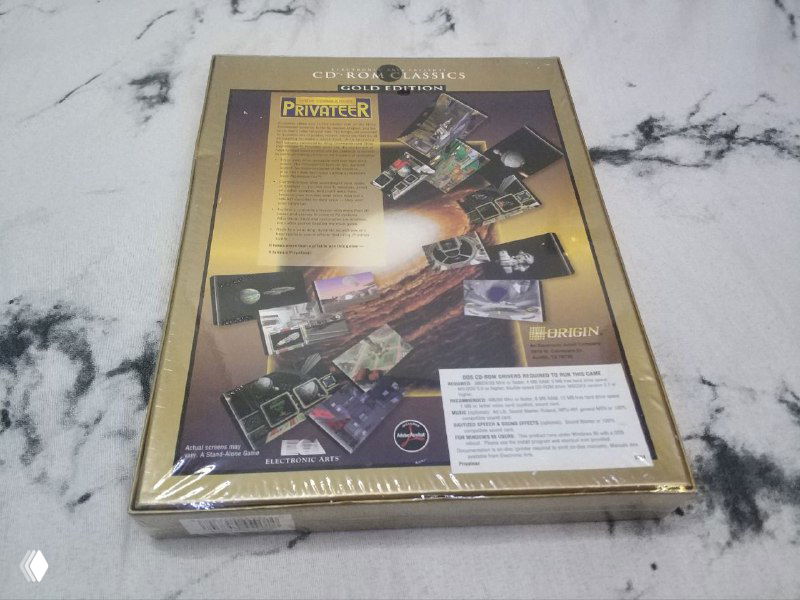 Обратная сторона запечатанной коробки Wing Commander Privateer с текстом и иллюстрациями, видна информационная вставка и упаковочная плёнка.