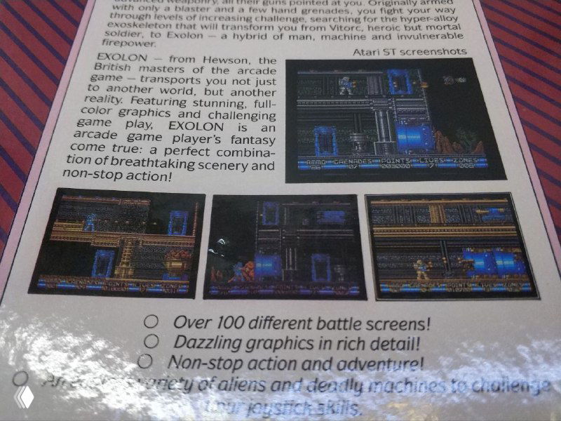 Обратная сторона коробки с печатными скриншотами и описанием игры; видны кадры, очевидно снятые с версии для Atari ST и размещённые на упаковке.