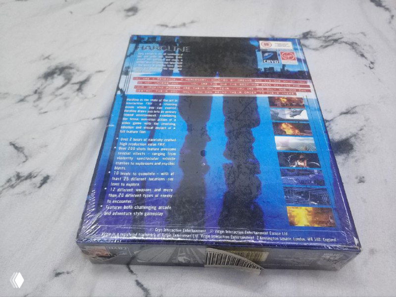 Задняя сторона коробки Hardline на мраморном фоне; видны технические детали, текст и небольшие скриншоты из игры.