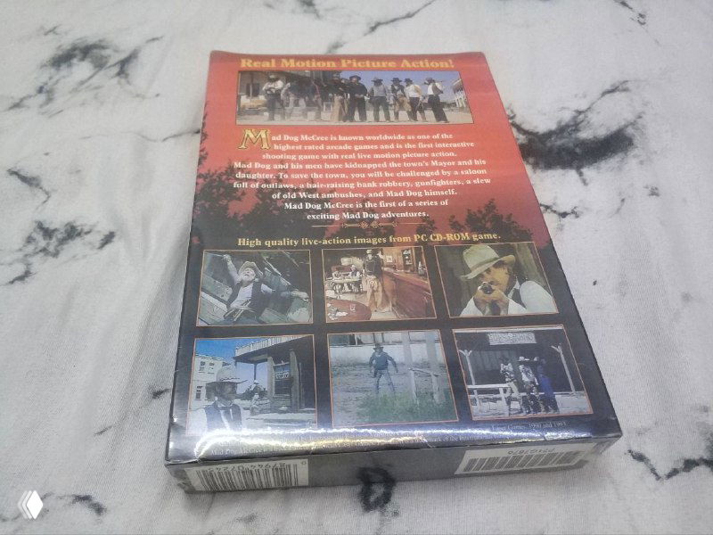 Задняя сторона Mad Dog McCree: видны скриншоты из FMV-игры, краткое описание и указания по управлению на запечатанной коробке.