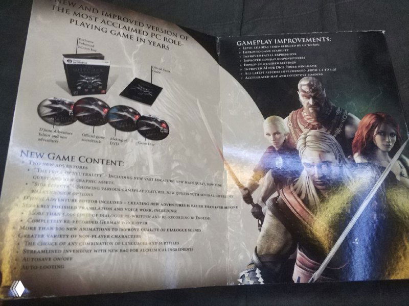 Разворот буклета из издания The Witcher: перечень содержимого, иллюстрация персонажей и реклама дополнительных материалов внутри комплекта.