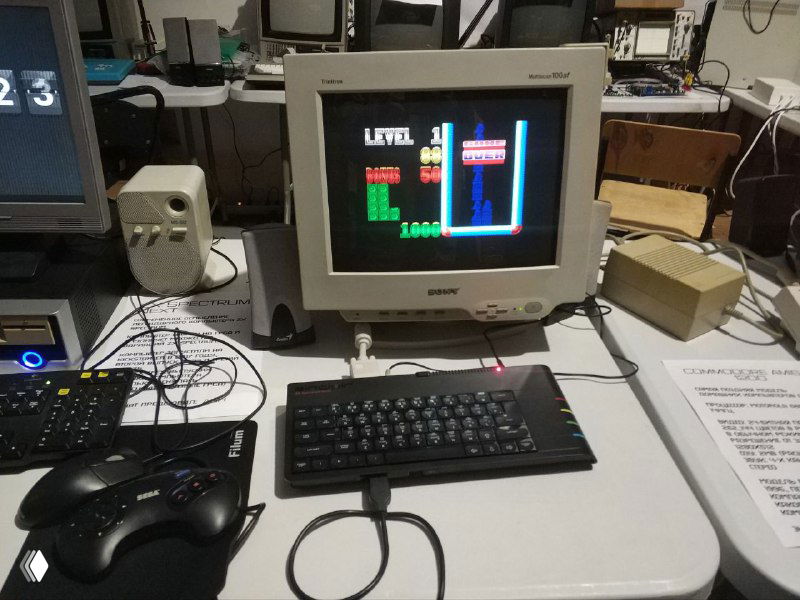 Spectrum Next с классическим тетрисом на экране, компактная клавиатура и колонки рядом, демонстрация современной реинкарнации Спектрума.