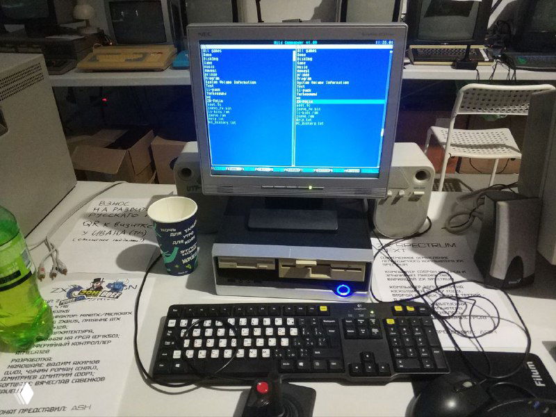 Zx-Evolution — мощно прокачанный клон Spectrum с дисководами и кастомной клавиатурой, выставлен для демонстрации возможностей и ОС.