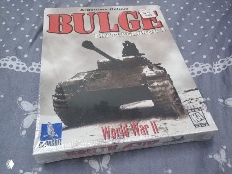 Фотография коробки Battleground 1: Bulge (TalonSoft, 1997) — лицевая обложка с изображением танка и подписью World War II, на той же ткани.