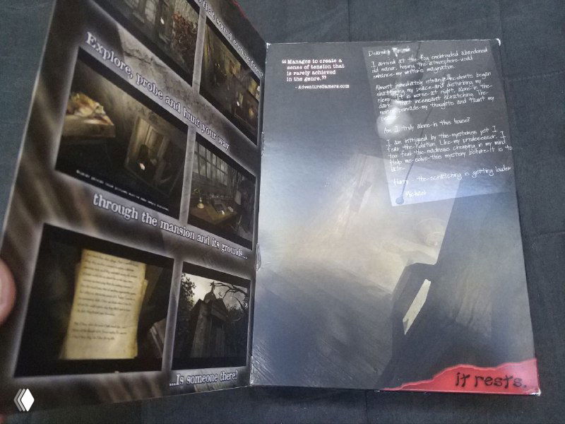 Атмосферный разворот с тёмными тонами и небольшими скриншотами интерфейса — разворот игры Scratches с мистической композицией.