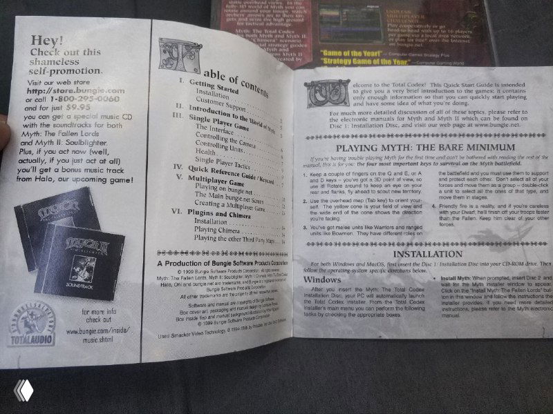 Развёрнутый мануал с текстом и небольшими иллюстрациями — страницы инструкции по установке и игровому процессу, сфотографированы крупным планом.