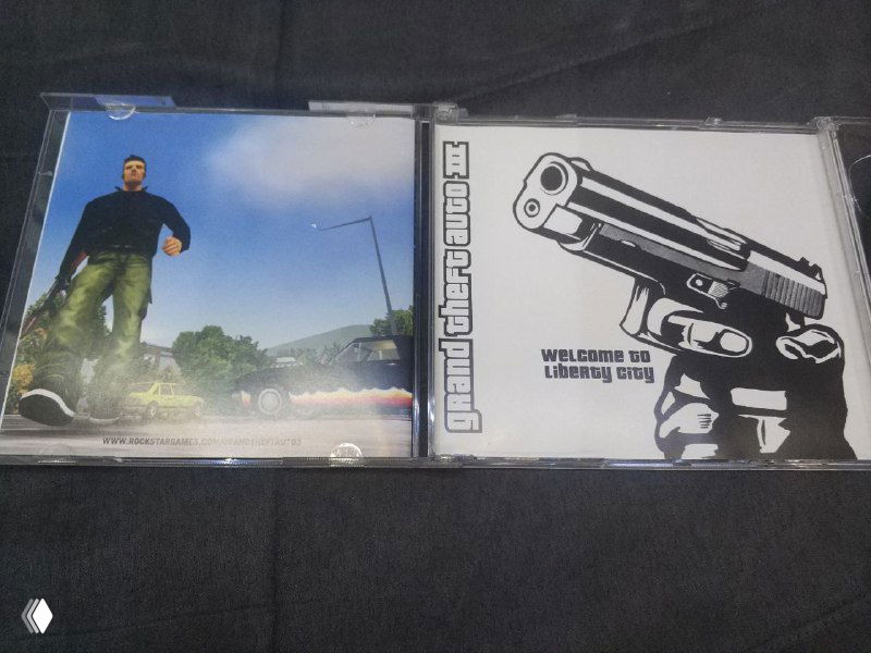 Две лицевые стороны джевелов и внутренняя обложка Grand Theft Auto III, видны иллюстрации персонажей, логотип и часть вставных вкладышей.