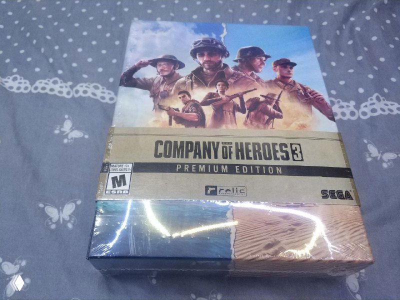 Запечатанная коробка Company of Heroes 3 Premium Edition крупным планом, видна лицева́я часть упаковки и оформление коллекционного издания.